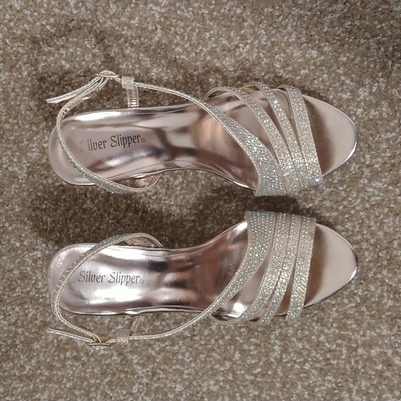 Silver slipper, Gold sparkling 2 in heals - Picture 4 of 9